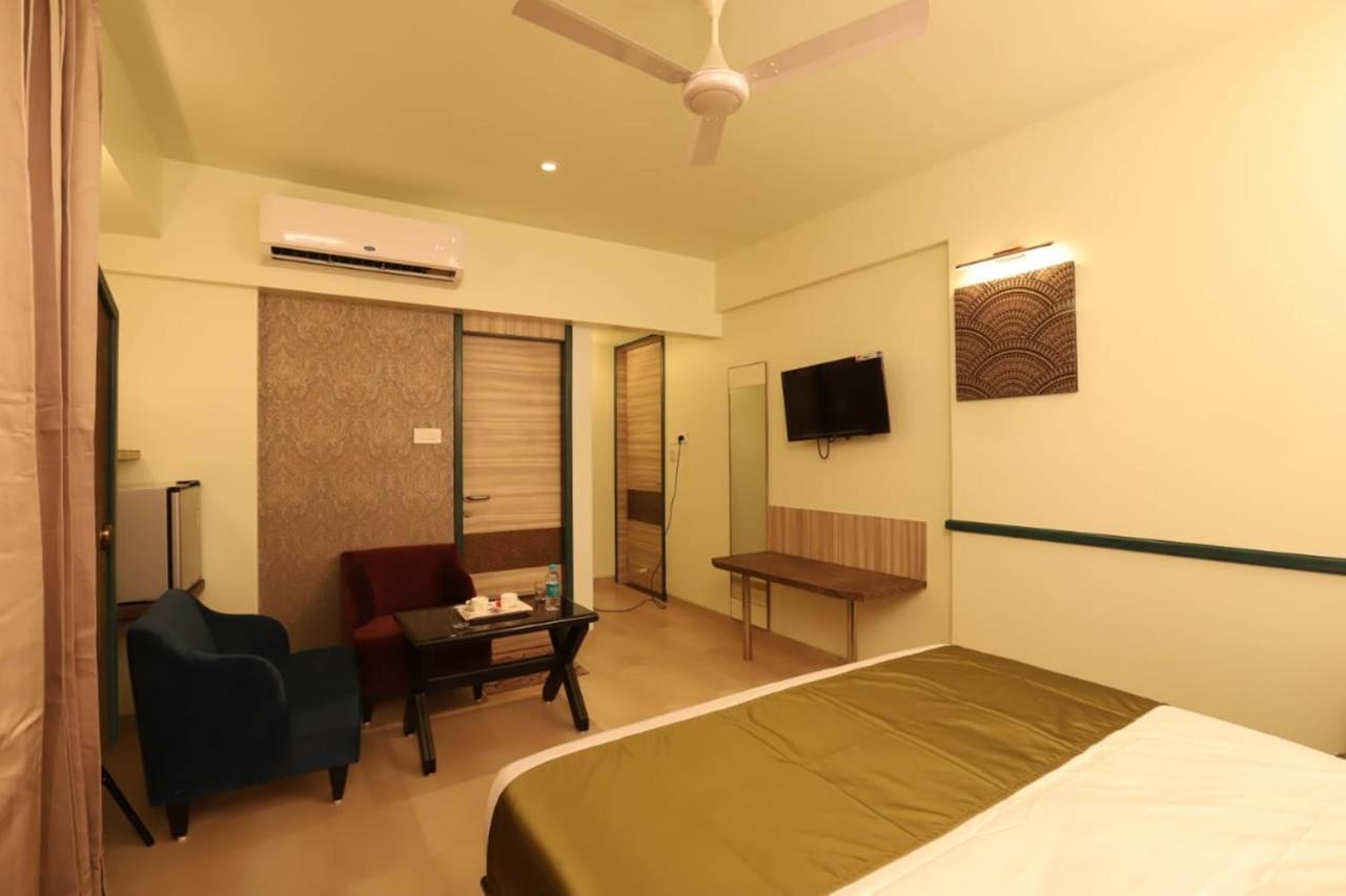 Hotel Prabha Palace Ahmednagar Exterior foto